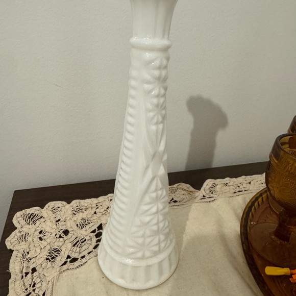 Milk White Vase - Picture 2 of 4